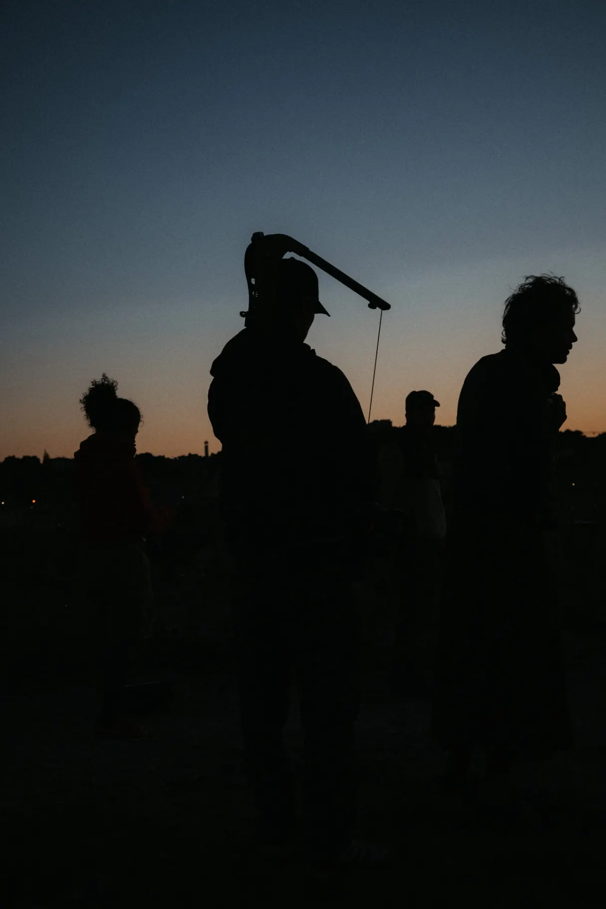 Crew-Silhouetten in der blauen Stunde